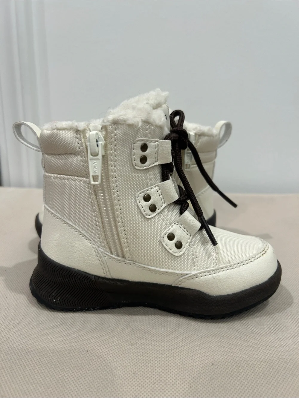 Polo Ralph Lauren Girl’s snow boots featuring a white nylon upper, Size 8